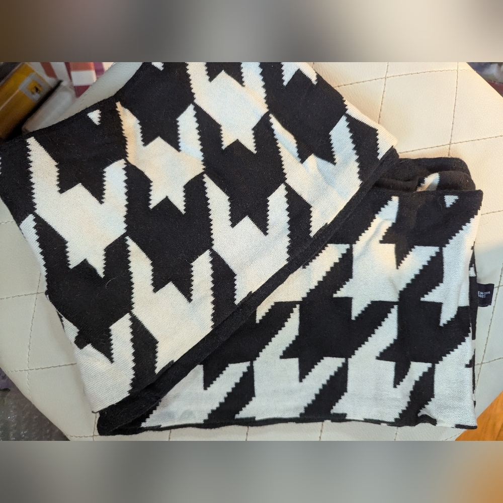 GAP Black and White Houndstooth Scarf